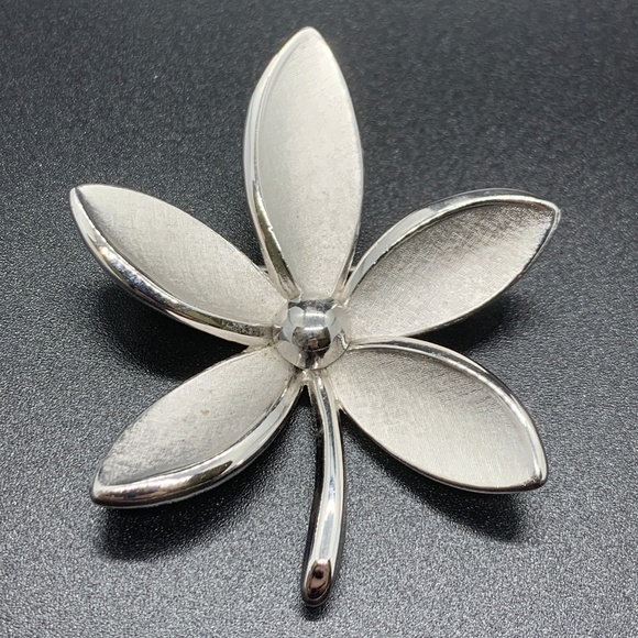 Crown Trifari Jewelry - Vintage Crown Trifari Silver Tone Modern Flower